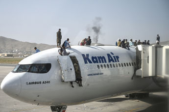 Жители Афганистана на крыше самолета в аэропорту Кабула, 16 августа 2021