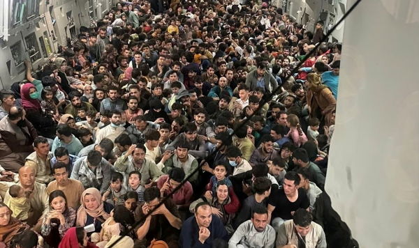 Жители Кабула эвакуируются из Афганистана в Катар, 15 августа 2021
