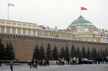 Над резиденцией Президента страны последние дни реет государственный флаг бывшего СССР