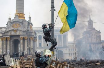 Сотрудники правоохранительных органов на площади Независимости в Киеве, 19 февраля 2014