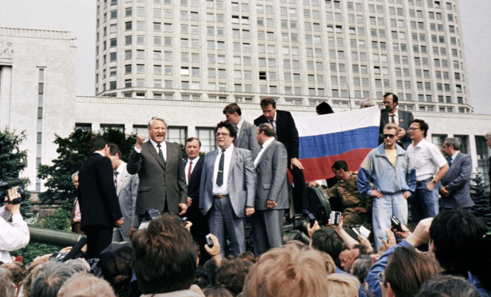 Президент РСФСР Борис Ельцин произносит речь с танка около Дома Советов, 19 августа 1991