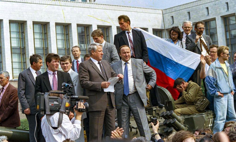 Президент РСФСР Борис Ельцин приветствует участников митинга с танка около Дома Советов, 19 августа 1991