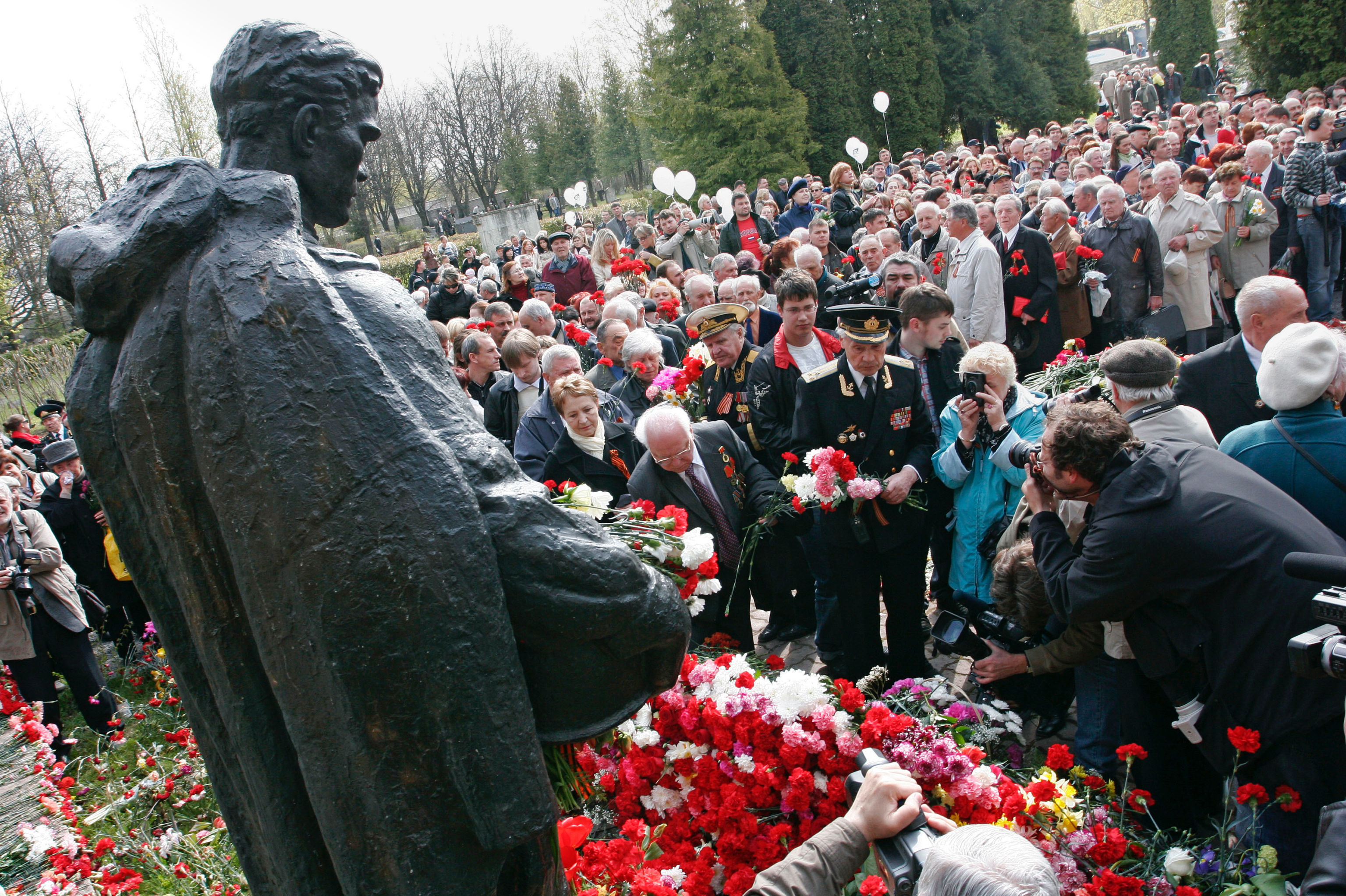 Возложение цветов к памятнику Воину-освободителю в Таллине