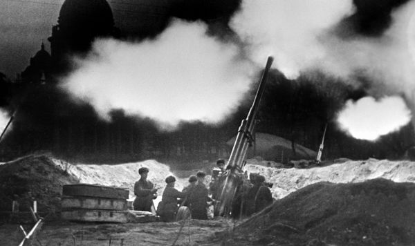 Блокадный Ленинград. Батарея зенитных орудий у Исаакиевского собора ведет огонь, отражая ночной налет немецкой авиации.