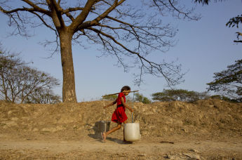 Девочка из поселка Дала несет питьевую воду, Мьянм