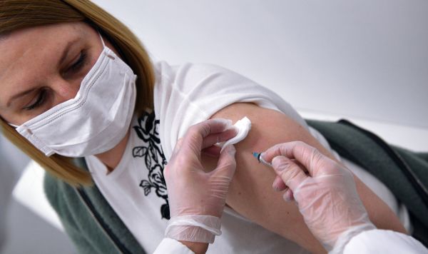 Женщина вакцинируется от COVID-19