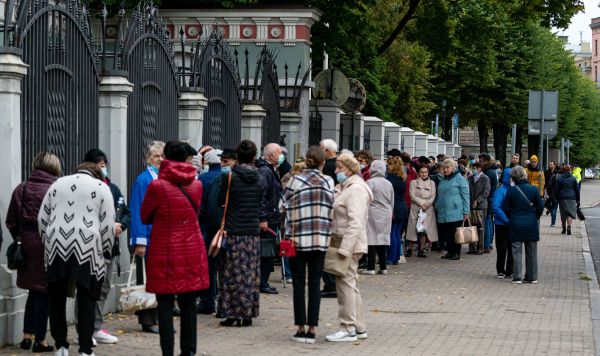 Очередь желающих проголосовать на выборах в Госдуму на избирательном участке в консульском отделе посольства России в Латвии