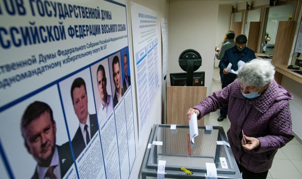 Голосование на выборах в Госдуму РФ в консульском отделе посольства России в Латвии