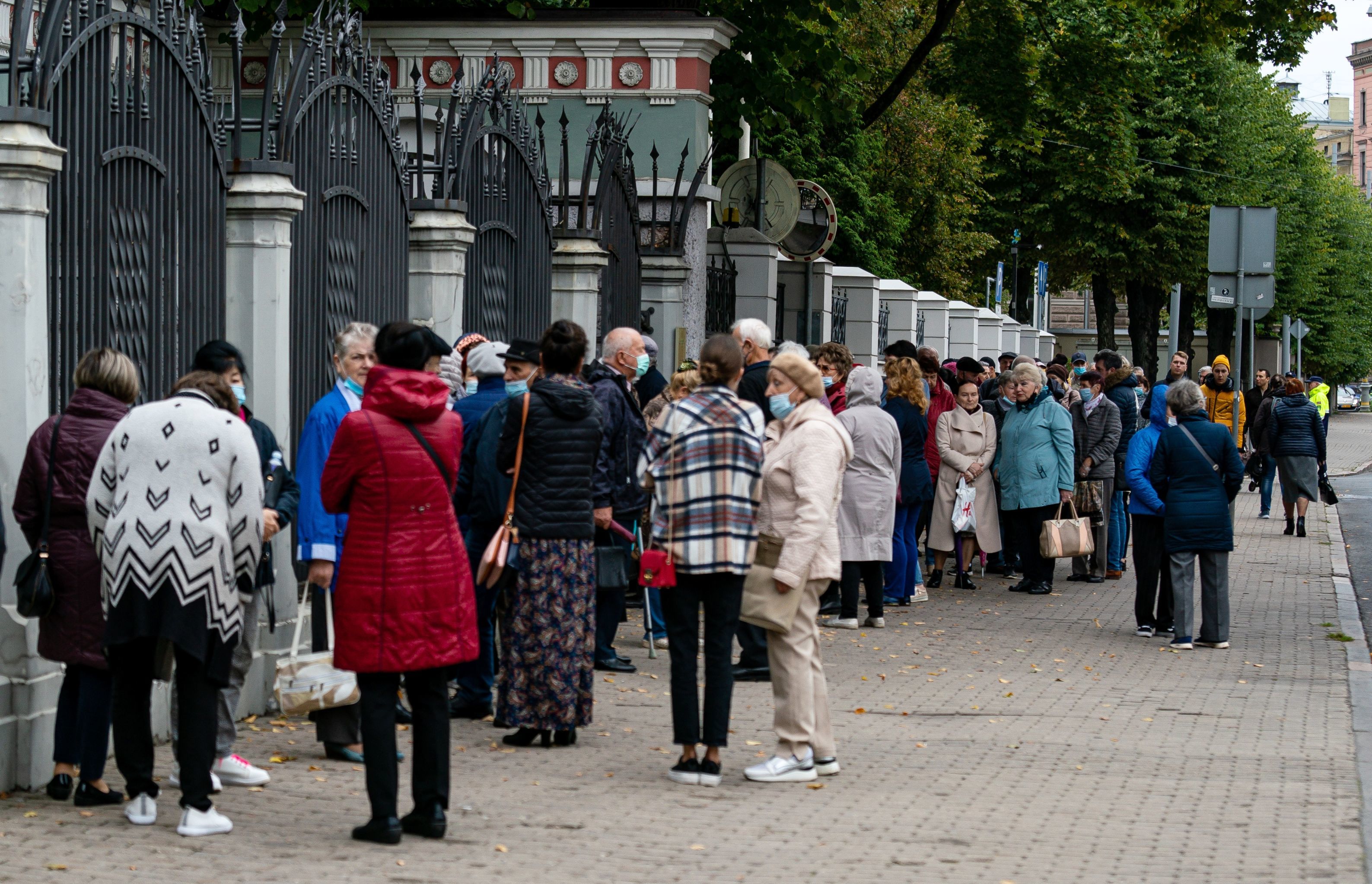 Очередь желающих проголосовать на выборах в Госдуму на избирательном участке в консульском отделе посольства России в Латвии