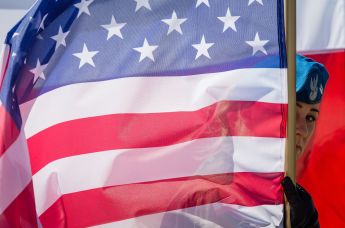 Флаг США и девушка-военнослужащая