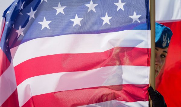Флаг США и девушка-военнослужащая