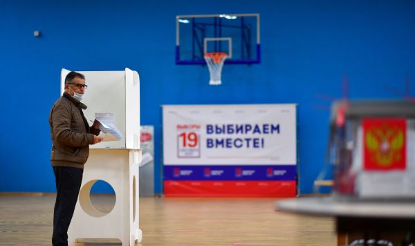 Мужчина голосует на выборах депутатов Государственной Думы РФ в Москве