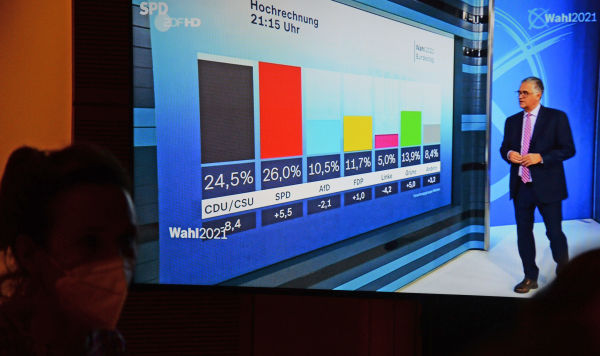 Сторонники СДПГ наблюдают за ходом голосования на выборах в Бундестаг в штаб-квартире Социал-демократической партии Германии (СДПГ)