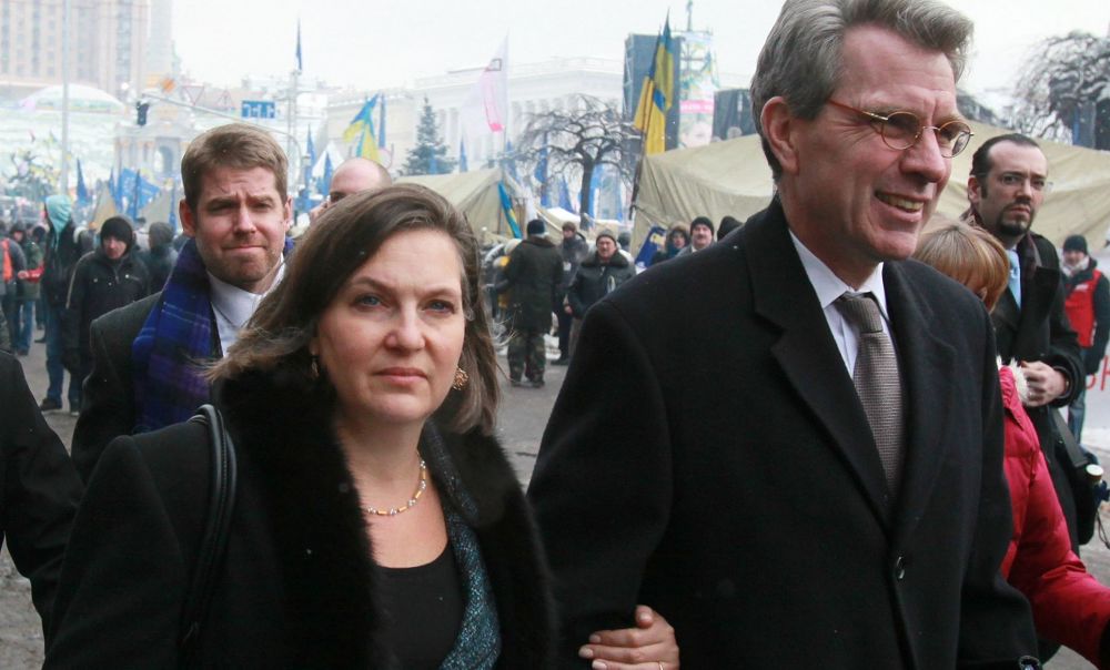 Заместитель госсекретаря США Виктория Нуланд и посол США в Украине Джеффри Пайетта (справа) после встречи с лидерами украинской оппозиции на площади Независимости в Киеве