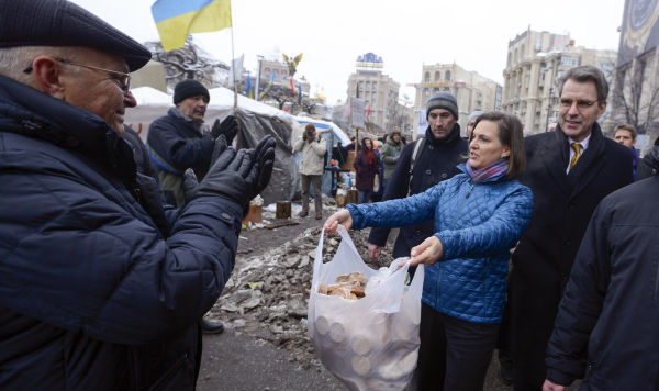 Замгоссекретаря США Виктория Нуланд на площади Независимости в Киеве раздает протестующим печенье, 11 декабря 2013