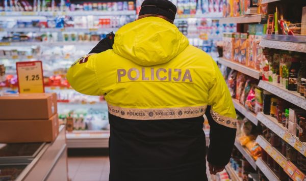 Полицейский в продуктовом магазине вовремя массовой проверки соблюдения требований эпидемиологической безопасности