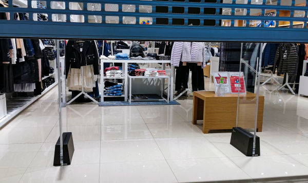 Закрытый магазин одежды в торговом центре