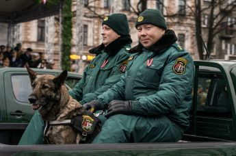 Латвийские пограничники с собакой на параде в Риге в День независимости Латвии