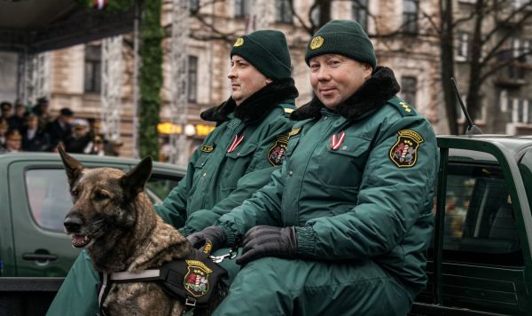 Латвийские пограничники с собакой на параде в Риге в День независимости Латвии