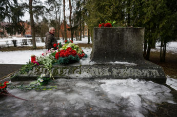 Разрушенный памятник советским солдатам на братской могиле в центре Екабпилса