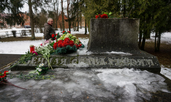 Разрушенный памятник советским солдатам на братской могиле в центре Екабпилса