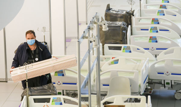 Кровати и медицинское оборудование хранятся в вестибюле клинической университетской больницы им. Паула Страдиня в Риге