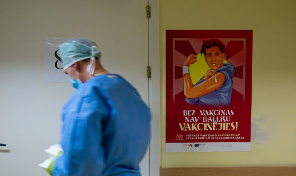 Плакат с призывом к вакцинации от COVID-19