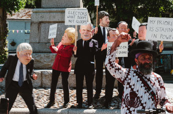 Экоактивисты из движения Extinction Rebellion во второй день саммита G7 идут маршем по улицам корнуолльского города Фалмут, призывая глав стран "семерки" обратить внимание на проблему изменения климата