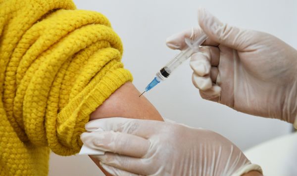 Медицинский работник делает прививку от коронавируса