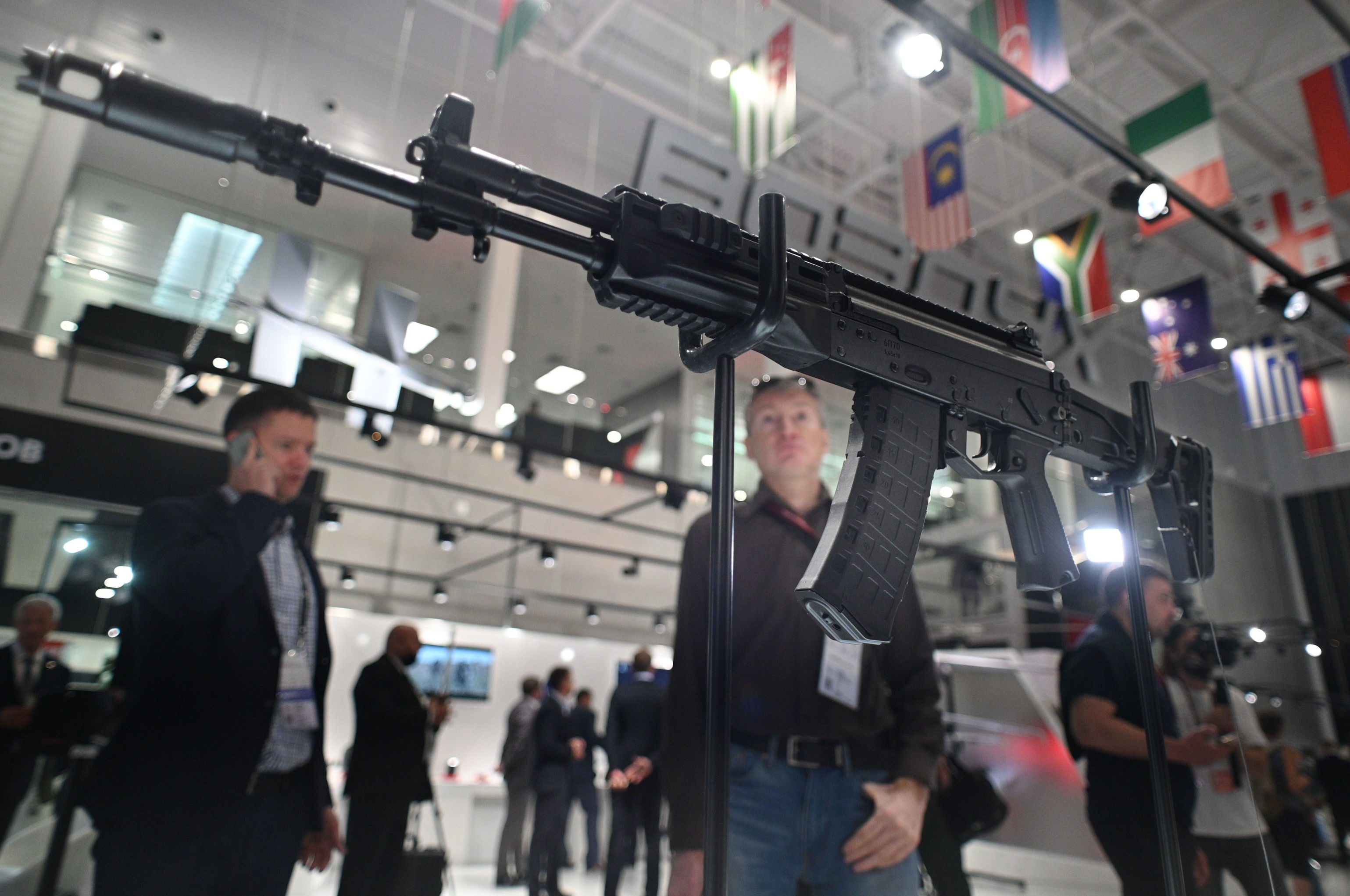 Автомат концерна "Калашников" АК-12 на выставке вооружений международного военно-технического форума "Армия-2021"