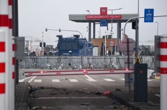 Польские полицейские и военнослужащие на пункте пропуска "Кузница-Брузги" на польско-белорусской границе