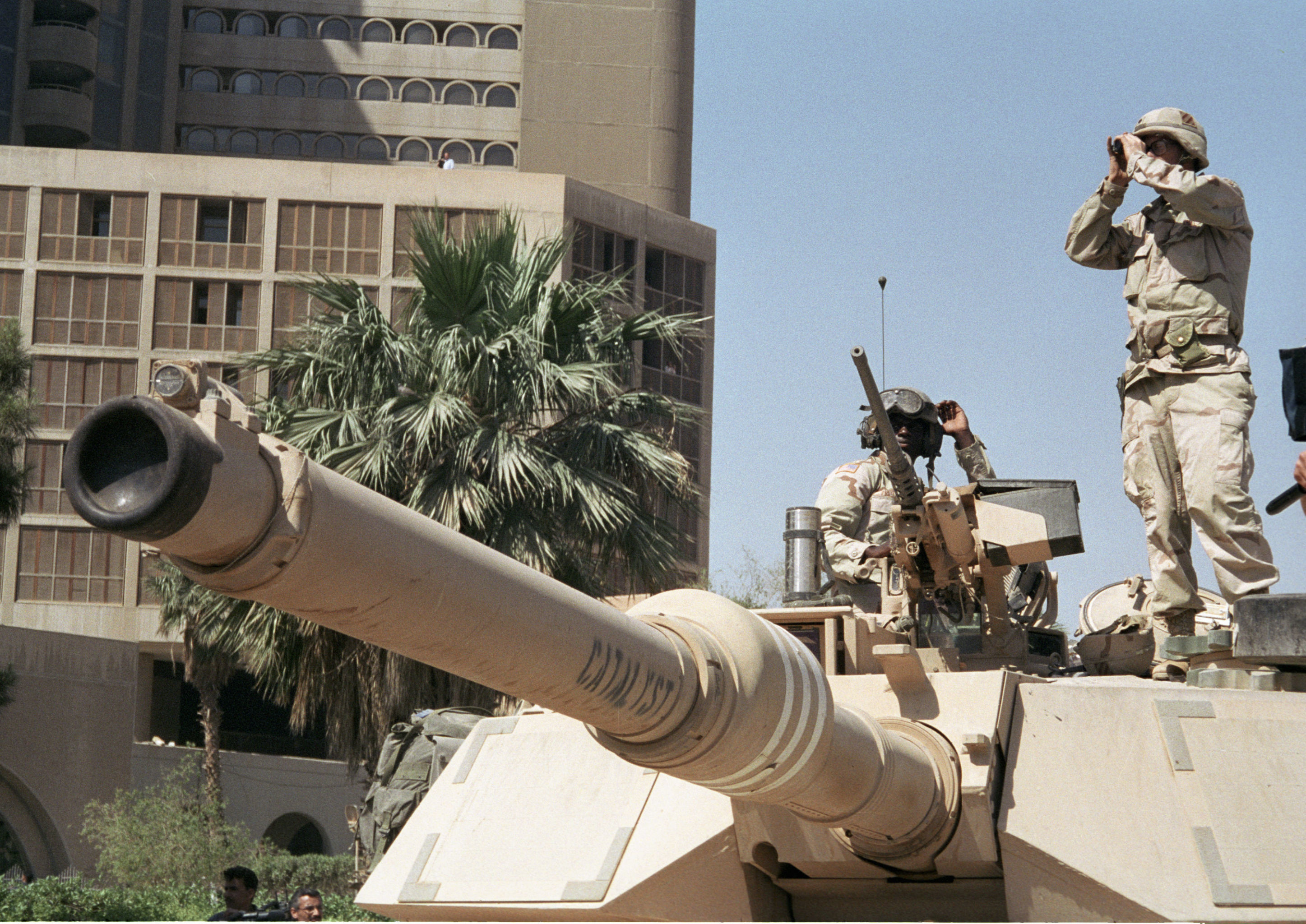 Американские солдаты наблюдают за порядком на улице Багдада, 31 мая 2003