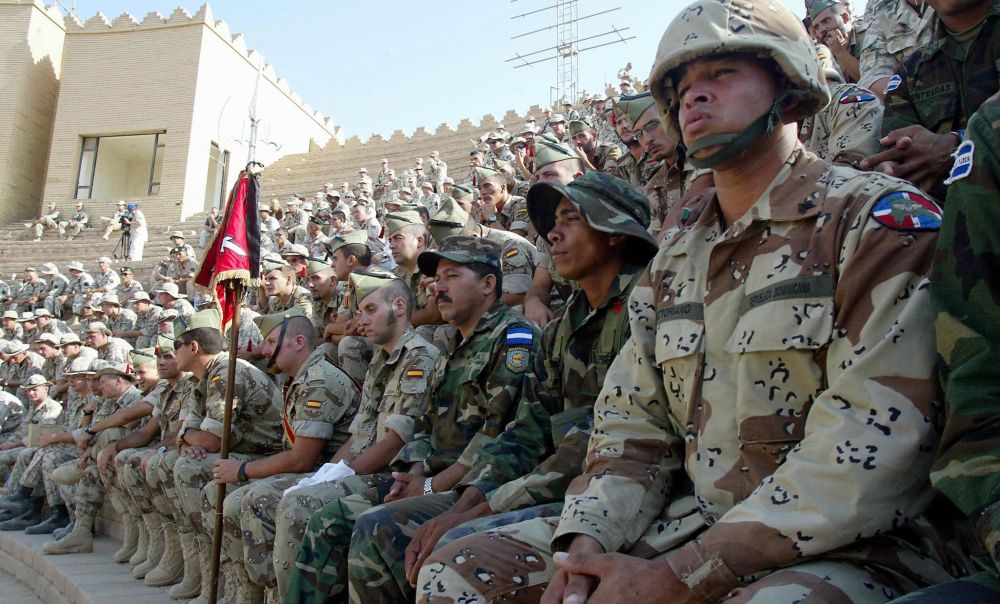 Многонациональная армия на церемонии передачи власти в амфитеатре Вавилона, 3 сентября 2003