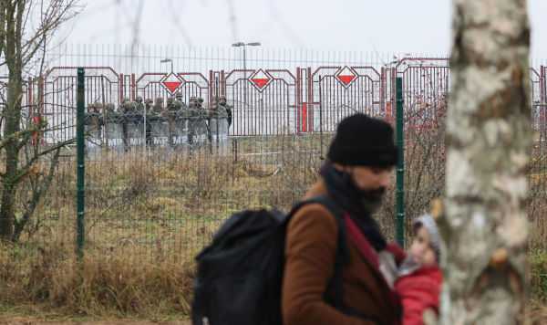 Мигрант с ребенком на границе Белоруссии и Польши