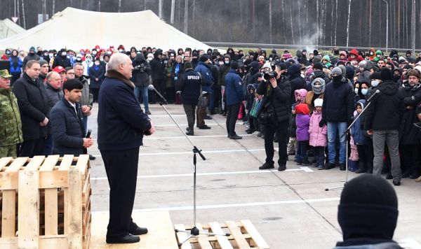 Президент Белоруссии Александр Лукашенко посетил лагерь мигрантов на границе