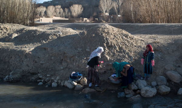 Женщины стирают белье в реке в Афганистане