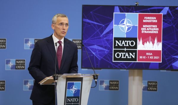 Генеральный секретарь НАТО Йенс Столтенберг вовремя обзора встречи министров иностранных дел стран НАТО в Риге, 26 ноября 2021