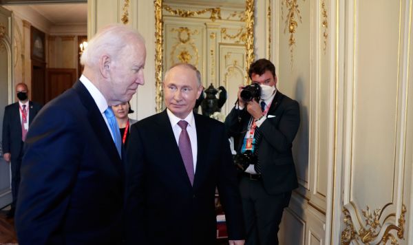 Президент РФ Владимир Путин и президент США Джо Байден (слева) перед началом российско-американских переговоров в расширенном составе на вилле Ла Гранж в Женеве, 16 июня 2021