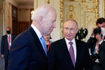  Президент РФ Владимир Путин и президент США Джо Байден (слева) перед началом российско-американских переговоров в расширенном составе на вилле Ла Гранж в Женеве, 16 июня 2021