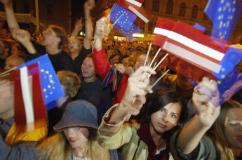 Жители Риги оглашения результатов референдума о вступлении в Европейский Союз, 21 сентября 2003
