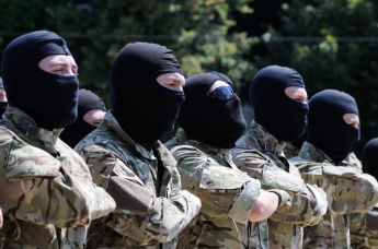 Бойцы батальона “Азов” принимают присягу на верность Украине на Софийской площади в Киеве перед отправкой на Донбасс