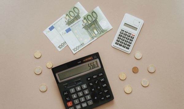 Калькулятор и купюры евро