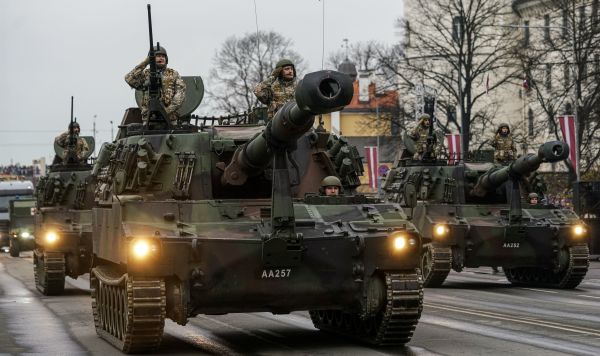 Военнослужащие латвийской армии на самоходных артиллерийских установках