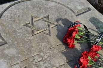 Цветы у Мемориала жертвам еврейского гетто на проспекте Вячеслава Черновола во Львове в Международный день памяти жертв Холокоста