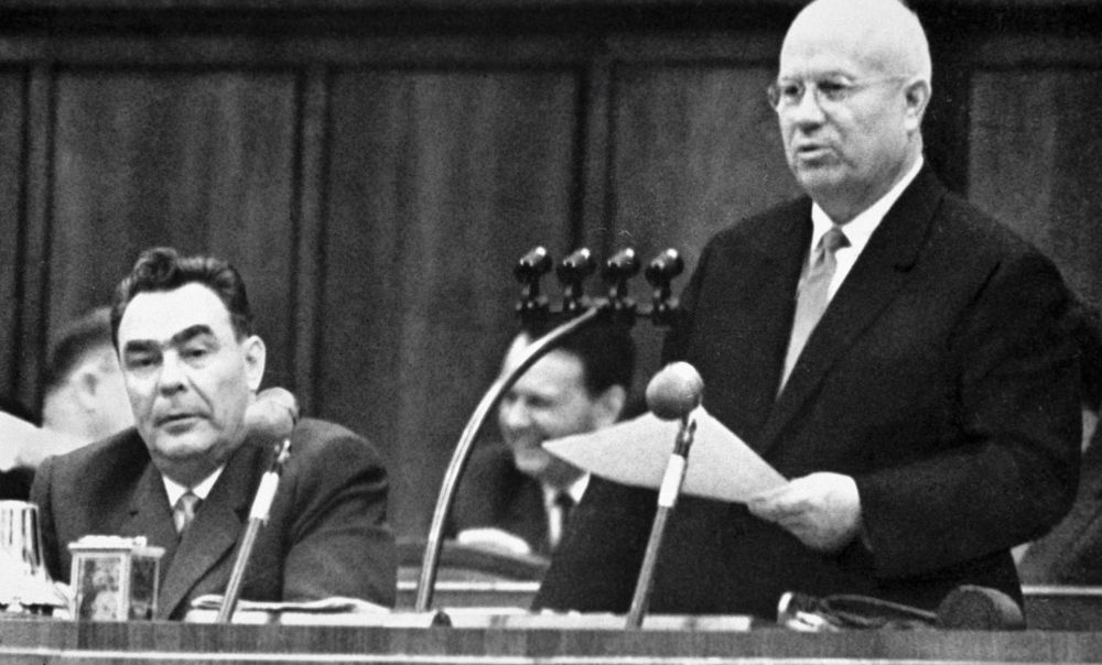Никита Сергеевич Хрущев (справа) и Леонид Ильич Брежнев (слева) на Пленуме ЦК КПСС, 18 июня 1963