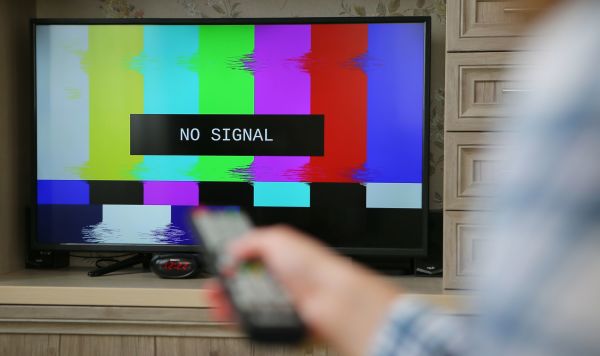Экран телевизора с надписью "no signal"