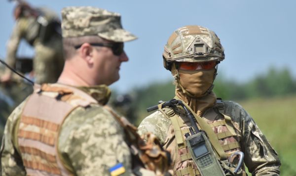Участники во время тактических учений украинских военных на Яворивском полигоне во Львовской области