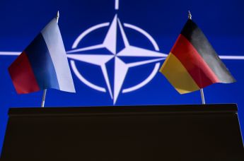 Флаги России и Германии на фоне логотипа НАТО