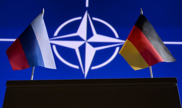 Флаги России и Германии на фоне логотипа НАТО