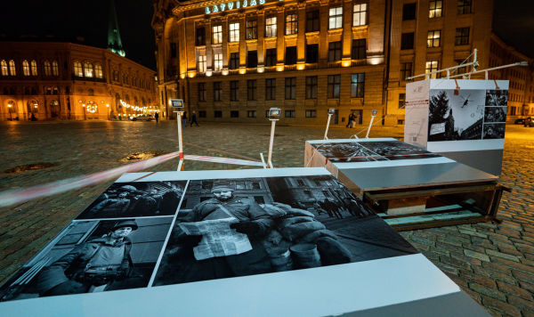 Опрокинутые стенды с фотовыставкой посвященных Дню памяти баррикад 1991 года на Домской площади